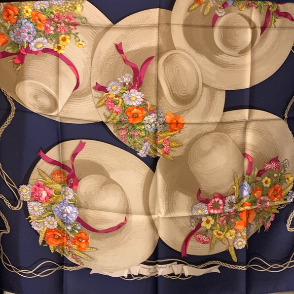 Beautiful Gucci NWT 1200 price tag not mine deal - Picture 2 of 8